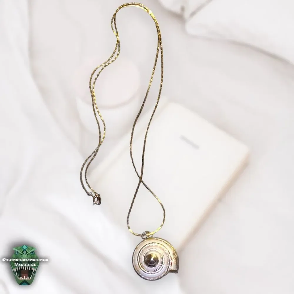 VINTAGE Power Nautilus Seashell & Gold Tone Metal Chain Pendant Mermaid Necklace - Picture 2 of 10